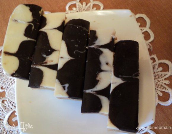 Перед подачей разрезать на кусочки. Очень вкусно с чаем или кофе. Приятного аппетита!