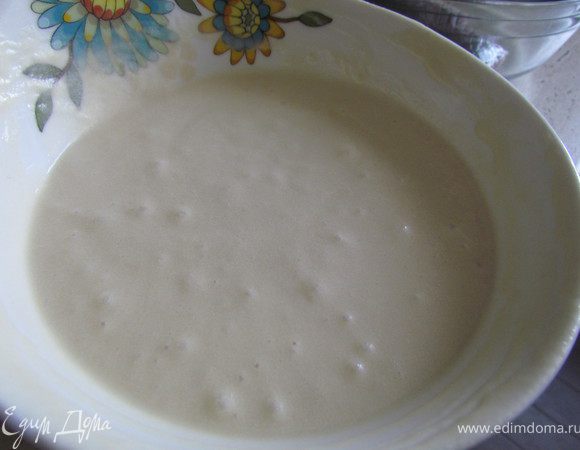 Яичные желтки растереть с сахарной пудрой добела, добавить растопленное сливочное масло, перемешать. Всыпать муку и соду, влить немного теплого молока и перемешать, чтобы не было комочков. Долить оставшееся молоко, добавить сок и цедру лимона. Взбить яичные белки с 1 ст.л. сахарной пудры до устойчивых пиков и аккуратно вмесить в тесто. Тесто получается как для бисквита.