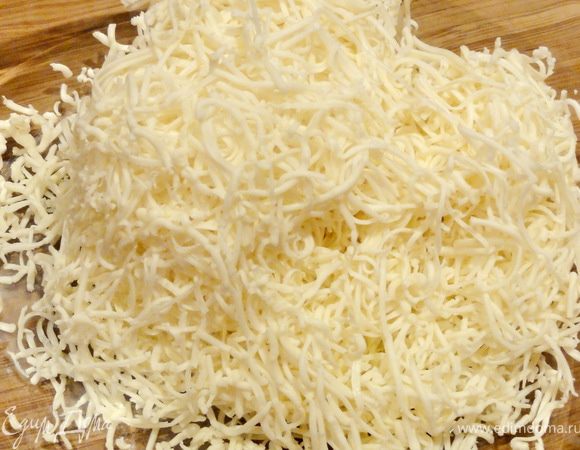 Сырок натираем на мелкой терке.