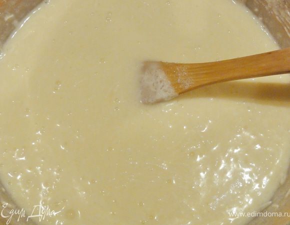 Добавляем сметану, яйца, сахар и перемешиваем.