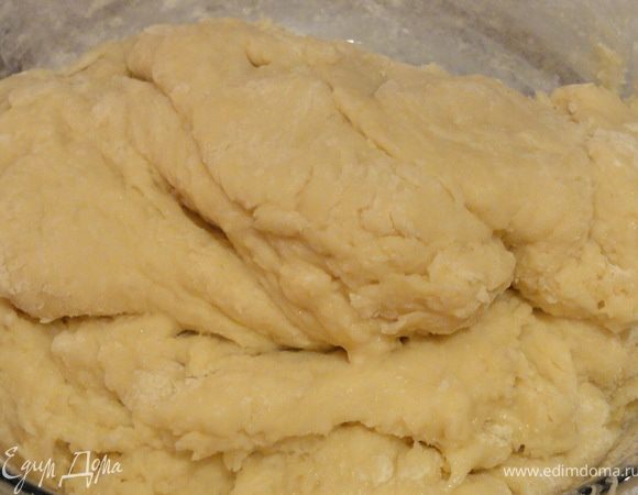 Постепенно высыпаем муку с разрыхлителем.
Тесто должно быть мягким и липнуть к ложке. Желательно тесто долго не месить, иначе наши ромбики будут клеклыми.
