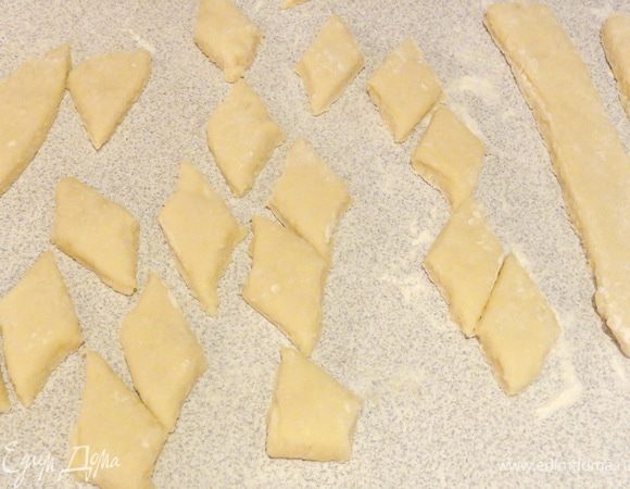 Тесто раскатывает и режем на ромбики