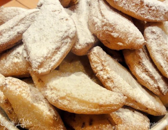 Готовые ромбики посыпаем сахарной пудрой.