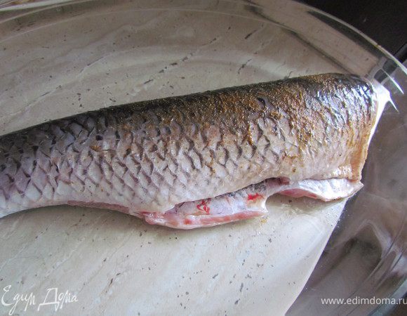 Почистим, помоем и обсушим нашего амурчика (красивое такое название для рыбы) :)))
Замаринуем рыбку в лимонном соке, перчике и соли минут на 30.