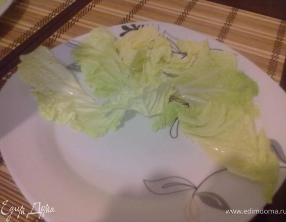 Говядину нарезать тонкими пластинками и замочить в соусе на 30 минут. Соус: сок половинки апельсина + соевый соус. Листья капусты помыть и выложить на тарелке.