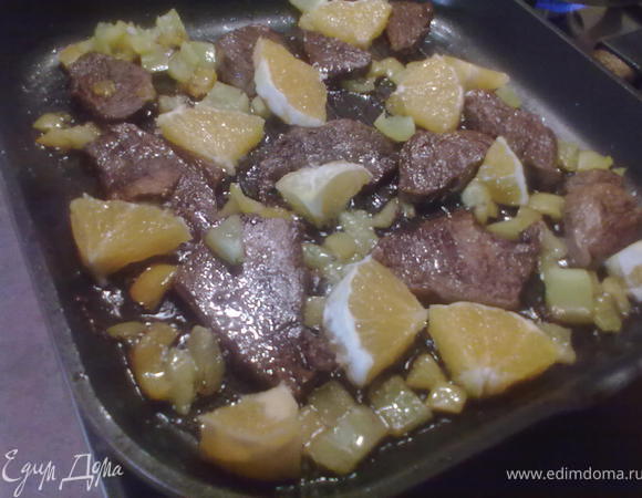 Мясо достать из маринада и обжарить на сковороде на подсолнечном масле. Болгарский перец нарезать и отправить на сковороду к мясу. Половину апельсина очистить от кожуры, нарезать кусочками 2-3 см. и отправить обжариваться на сковороду. Когда мясо обжарится с двух сторон, выливаем маринад на сковороду и держим еще минут 7-10.