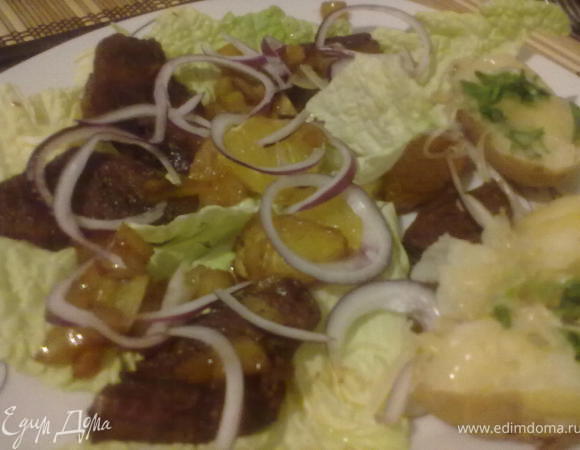 Мясо, апельсиновые кусочки и болгарский перец аккуратно выкладываем на пекинскую капусту. Красный лук нарезаем тонкими кольцами и выкладываем верхним слоем. Приятного аппетита!