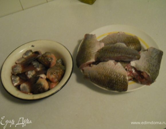 Чистим от чешуи, извлекаем внутренности, обрезаем плавники и головы.
На этом этапе можно посолить.