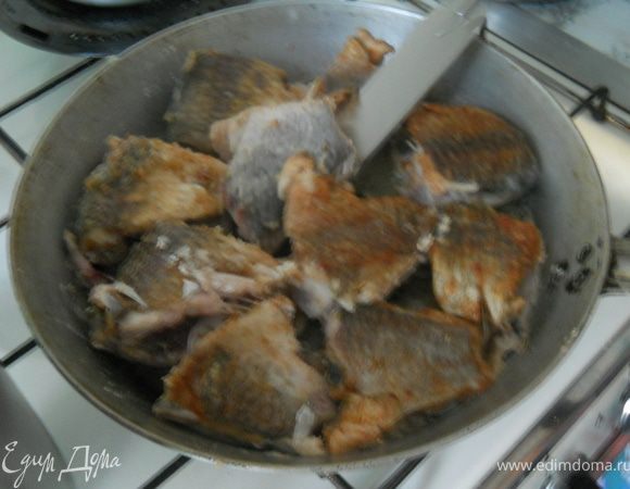 Режем на порционные кусочки, обволакиваем в муке с панировочными сухарями. Выложить на сковородку с подсолнечным маслом и слегка притомить с обоих сторон.