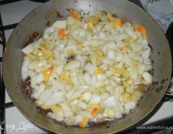 На сковородке слегка обжариваем на подсолнечном масле, нарезанные кубиками: лук, морковь и болгарский перец.