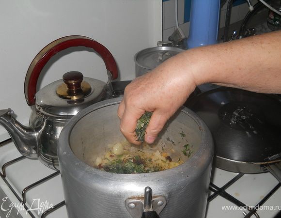 Добавляем, не жалея, мелко нарезанную зелень - укроп, петрушку и лук-перо.