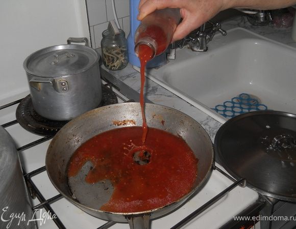 На сковородке слегка подогреваю томатный сок (собственного приготовления).