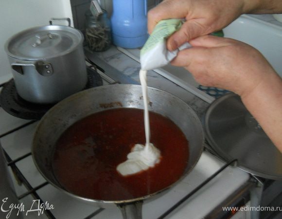 Добавляю туда немного сметаны и тщательного перемешиваю.