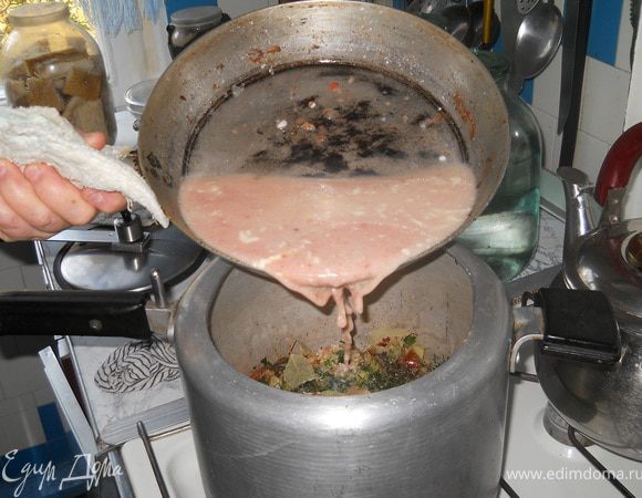 Выливаем полученную смесь в скороварку. Объем залитой жидкости в скороварку должен быть таким, чтобы покрыть чуточку больше 1/3 слоя рыбы.