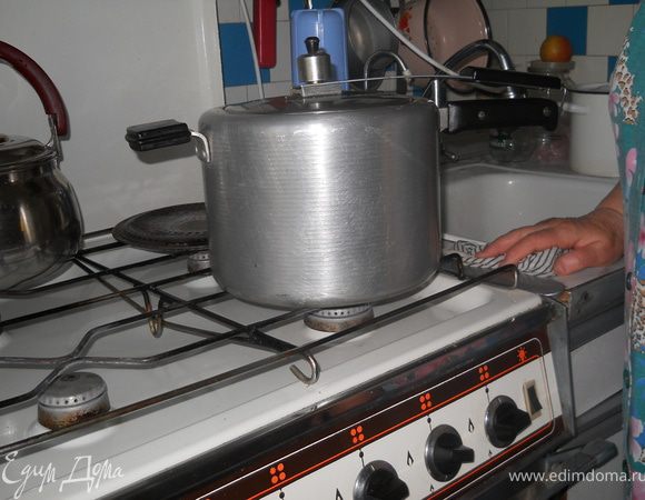Закрываем скороварку и ставим на сильный огонь до закипания.