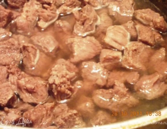 мясо порезать на небольшие кусочки и потушить в небольшом количестве воды до мягкости