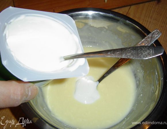 Взбиваем сливочное масло до бела, добавляем оливковое масло,сахар, йогурт,