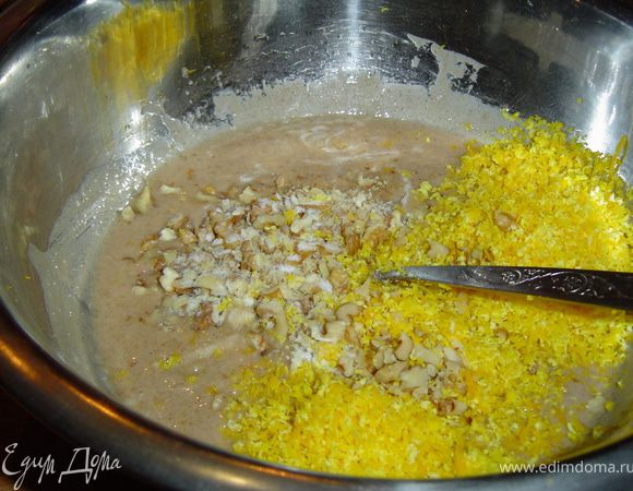 корицу, гвоздику,цедру апельсина, орехи. Постепенно добавляем муку с содой,  замешиваем тесто.