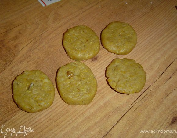 Раскатываем тесто колбаской, разделяем на кусочки.Формируем печенье в форме овала.