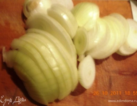 пока мясо тушится режем лук