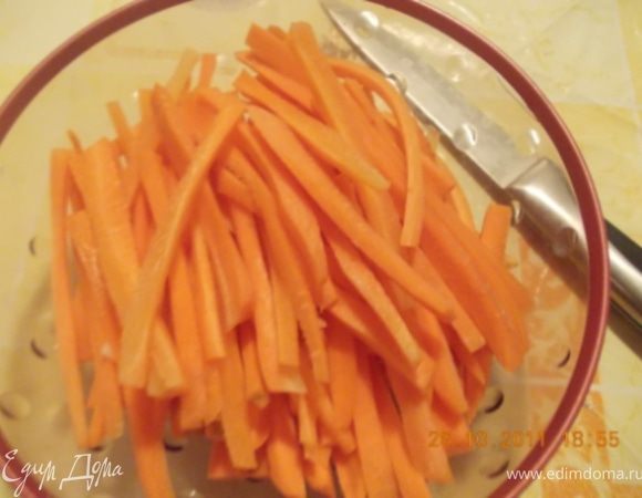 морковь, затем добавляем овощи к мясу, солим, добавляем приправу и тушим до готовности овощей