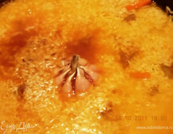 выкладываем рис, доливаем воды, сверху устанавливаем головку чеснока ( это для мужа, ему так нравится), и всё это вариться до готовности риса. В настоящем плове рис должен быть рассыпчатым, но я развариваю почти до состояния каши, так детям нравится, когда всё мягкое. Всё перемешать.
Приятного аппетита!