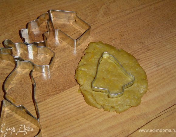 Я еще использовала разные выемки и вырезала печенье различной формы.