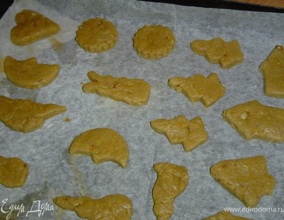 Помещаем печенье на противень, застеленный пекарской бумагой,  выпекаем при температуре 190 гр. 30 минут до золотистого цвета.
