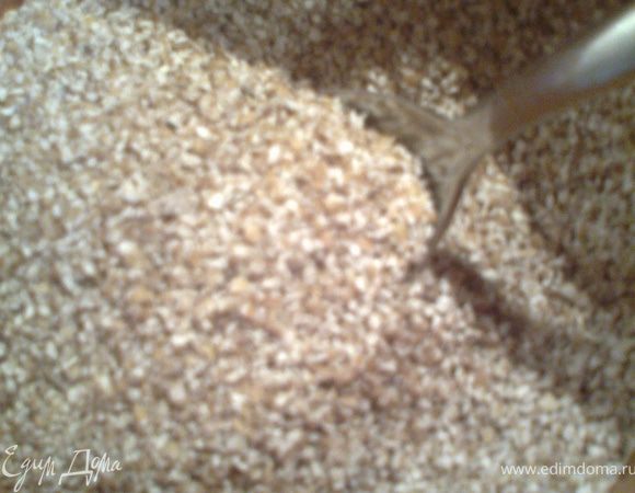 Промываем крупу в трёх водах. Разогреваем духовку.