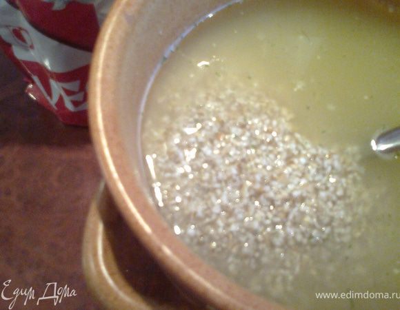 Заливаем горшочек водой + приправа и масло (у меня оливковое).