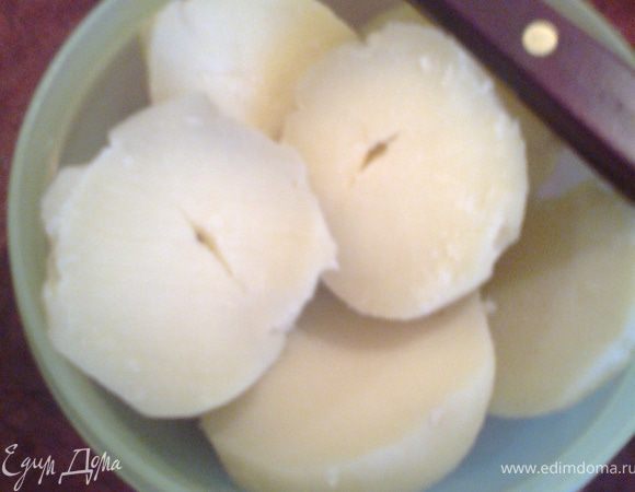 За это время сварим картофель. Через полчаса вынимаем наш горшочек и крошим картошечку. Перемешиваем-и в духовочку ещё на 10 минут.