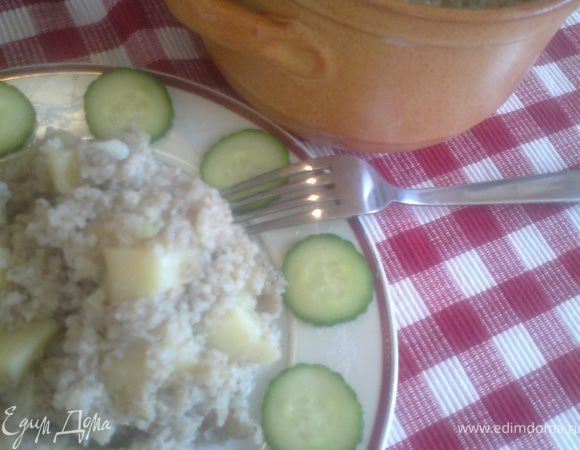 Подаём с пылу-с жару, украсив овощами. Мне особенно нравится эта кашка на следующий день, обжаренная до корочки!