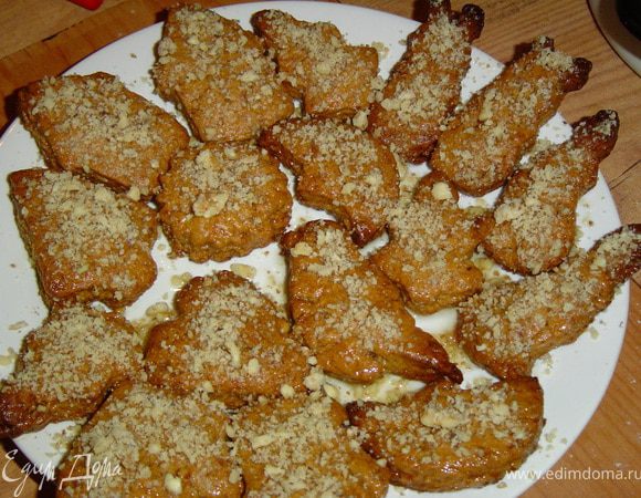 вынимаем шумовкой, укладываем на блюдо и посыпаем орехами.