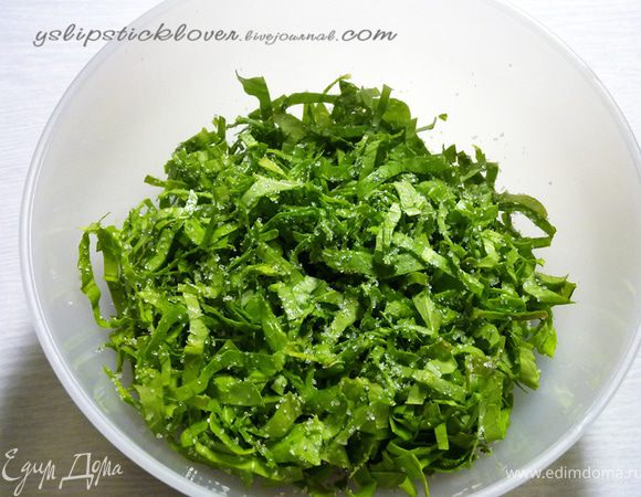 В это время приготовим начинку. Щавель нашинковать, выложить в миску, пересыпать сахаром и оставить, чтобы щавель выделил сок. 