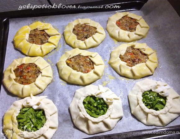 Можно украсить галеты. Выложить галеты на противень, смазать желтком и отправить в духовку на 35-40 мин.