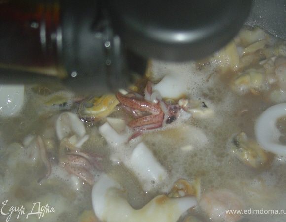 и обжариваем на оливковом масле 4-5 минут. После этого добавляем 70 мл воды, 1 ст.л. соевого соуса и тушим пару минут.