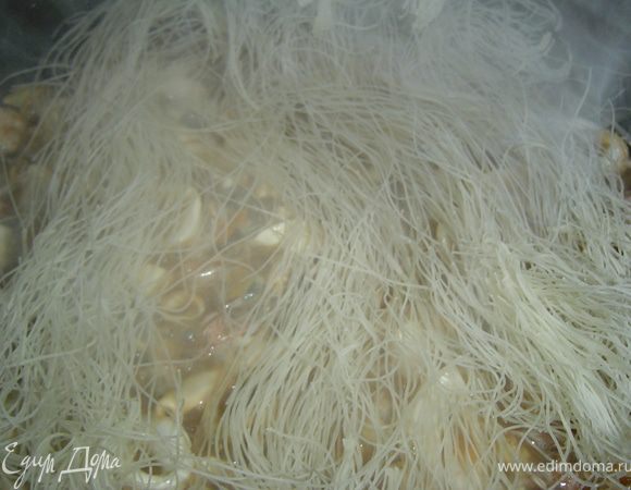 Когда "коктейль" протушится, добавляем рисовую вермишель