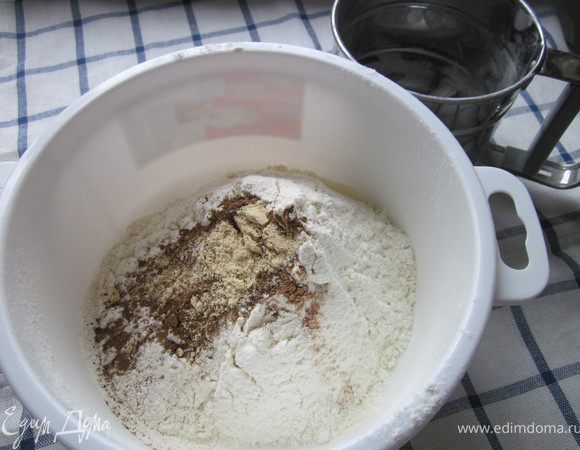 Муку просеять. Добавить разрыхлитель, мускат, корицу и имбирь.
