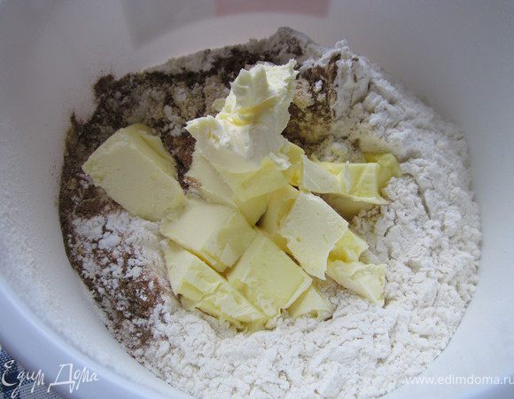 Добавить масло порезанное кусочками и хорошенько перемешиваем с мукой.
