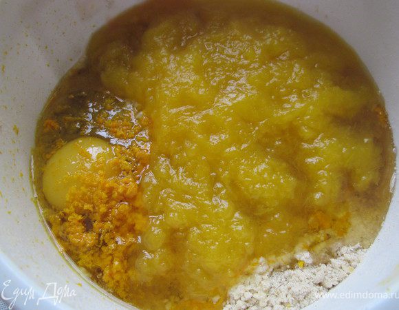 Теперь добавляем мёд, яйцо, цедру и тыквенное пюре. Хорошо перемешиваем.