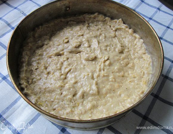 Форму смазать маслом, на дно выстилаем бумагой для выпечки. Выкладываем тесто в форму и выпекаем в разогретой духовке 180* 45 минут.