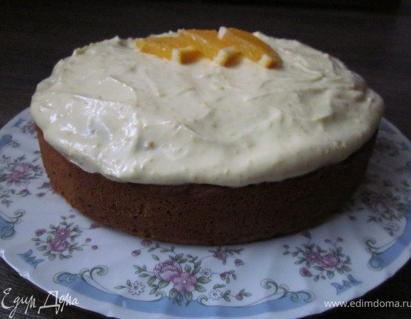 Взбить крем-чиз с сахарной пудрой, добавить сок, цедру и взбивать ещё 3 минуты.
Крем выложить на остывший пирог. Украсить по желанию.
