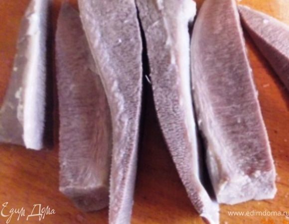 отвариваем язык, я делала всё как у leo1970 http://www.edimdoma.ru/recipes/30972, и у меня получилось!
Разрезаем язык на небольшие брусочки
