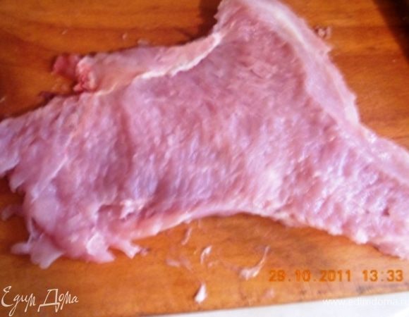 режем индейку на куски толщиной примерно 0,5-1 см, хорошо отбиваем, солим