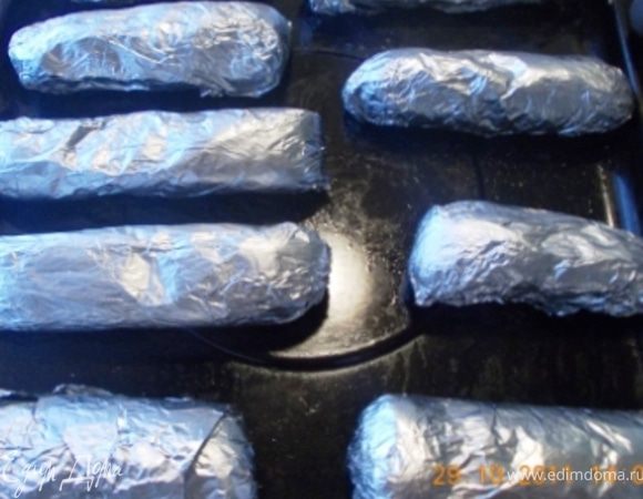 рулетики плотно заворачиваем в фольгу и запекаем в духовке 30-40 минут температура 200-220гр