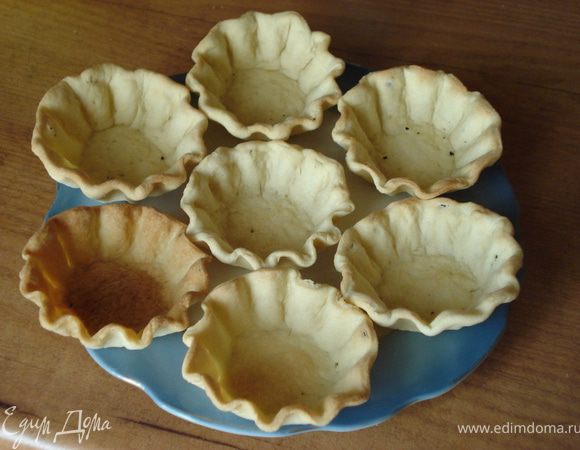 Начинаем с приготовления корзиночек,для этого в молоке растворите сахар, соль, часть муки и желтки, хорошо перемешайте. Размягченный маргарин взбейте, соедините с приготовленной массой и остатком муки. Раскатайте тесто и вырежьте кружки по размеру формочек. Выложите кружочки в формы, смазанные маргарином, дно проколите вилкой. Выпекайте при температуре 240˚С до золотистого цвета.