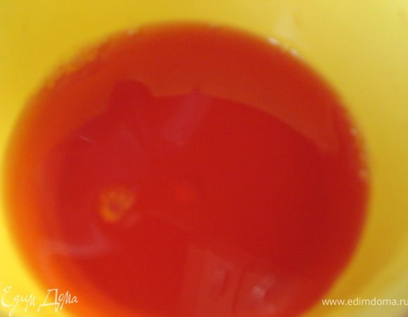 Возьмите 200 г малины, разомните ее и протрите через сито, а затем поместите на марлю и аккуратно выдавите сок(можно воспользоваться соковыжималкой). Сок разбавьте водой, поставьте на плиту и доведите до кипения. Когда сок закипит, всыпьте в него готовое малиновое желе и перемешайте до полного растворения. Таким образом приготовленное желе будет очень ароматным с насыщенным малиновым вкусом.