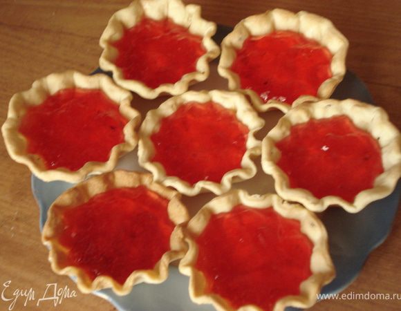 Дайте желе остыть и отправьте в холодильник до легкого загустения. Это предотвратит вытекание жидкого желе из корзинок и их размягчение. Слегка загустевшее желе разложите по корзинкам.