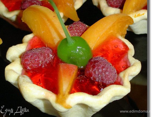 В самый центр тарталеток поместите вишни и отправьте в холодильник до полного застывания.