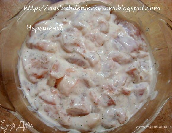 Курицу посолить, поперчить, перемешать. Переложить в форму для запекания и запекать в заранее разогретой до 190 градусов духовке 25-30 минут…